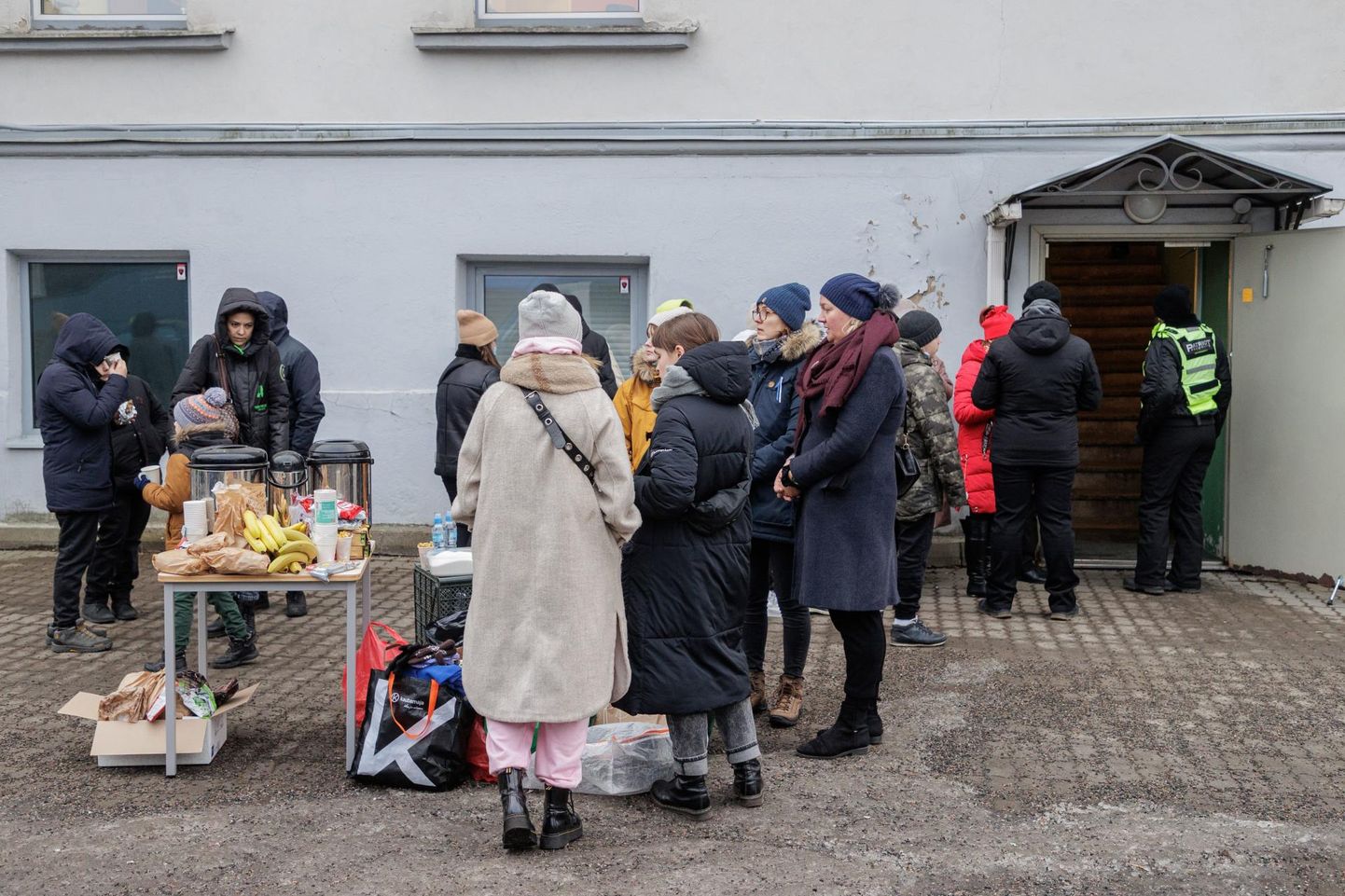 Ukraina sõjapõgenikud Tallinnas Niine tänava vastuvõtukeskuse juures.