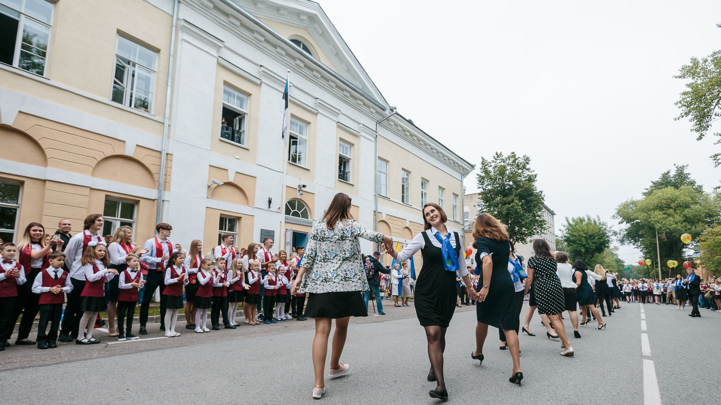 Narva Vanalinna riigikooli õpetajad ja õpilased 2018. aastal 1. septembri aktusel.