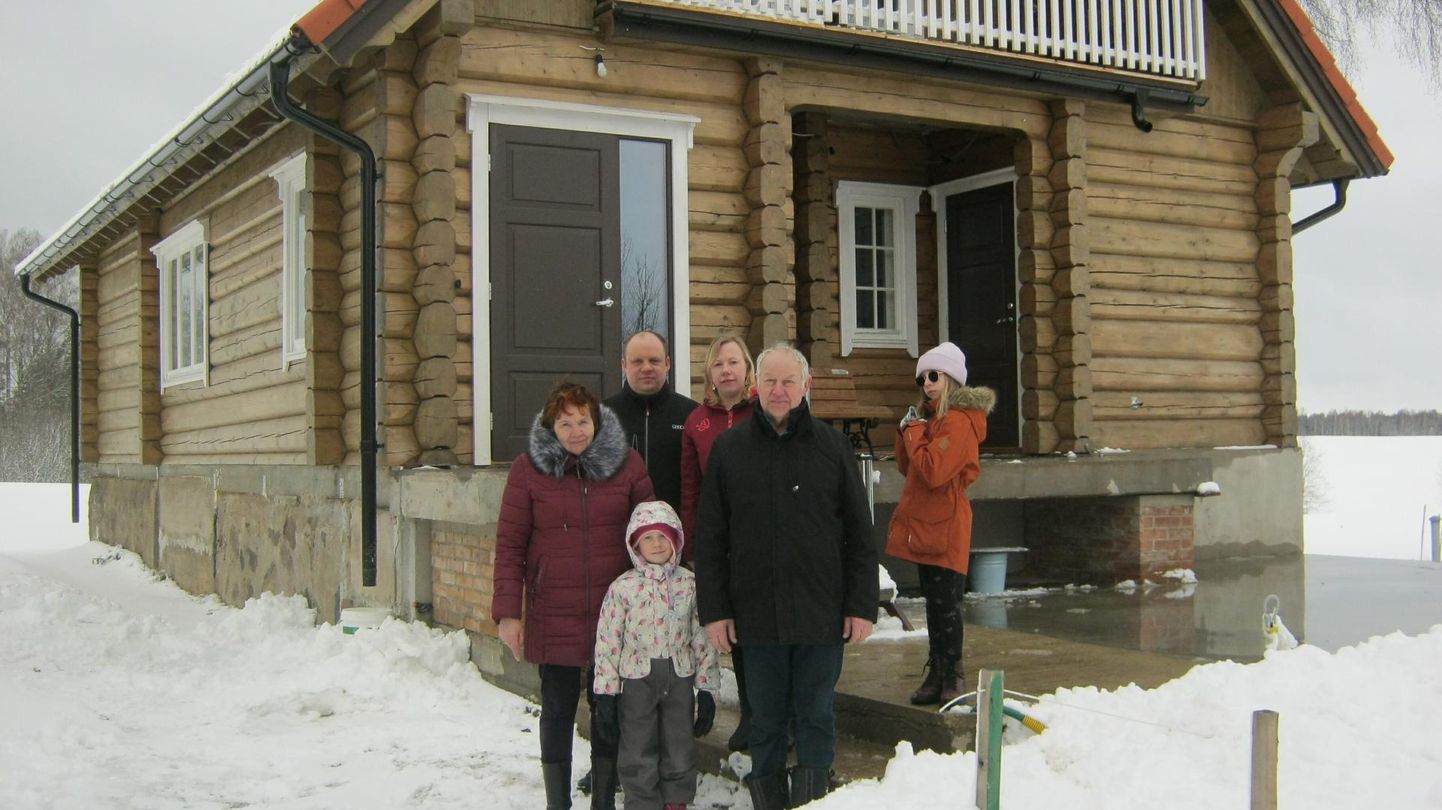Perekond Pavelsoni kolme põlvkonna esindajad oma uhiuue kodumaja ees: keskel Õie ja Mihkel Pavelson, taga nende poeg Priit ja tema abikaasa Helis, ees pojatütar Lenne ja paremal Janne.