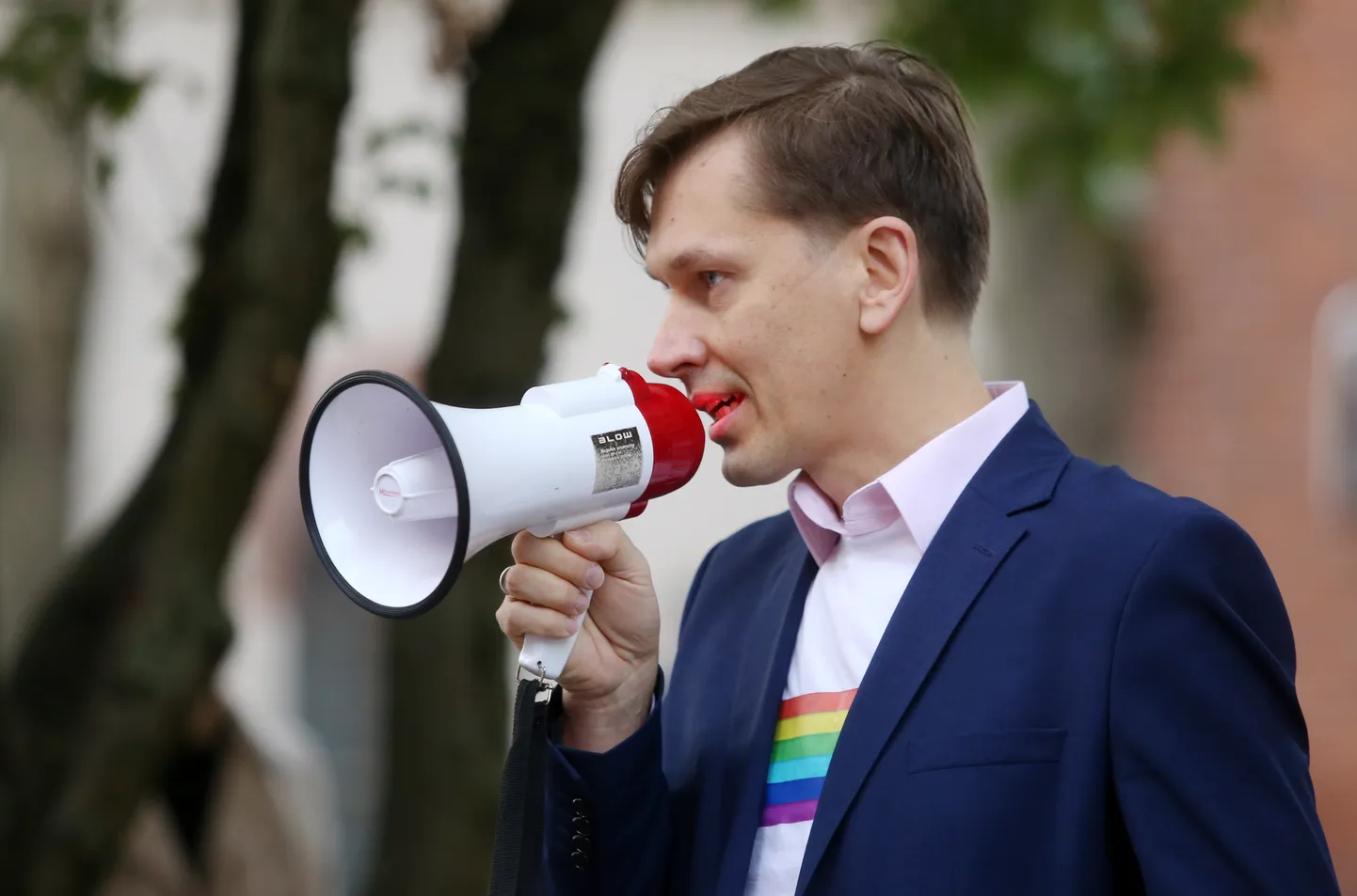 Saeimas deputāts Ilmārs Dūrītis uzrunā akcijas dalībniekus pie Saeimas nama, kur notiek pikets par visu ģimeņu tiesisko aizsardzību, jo parlamentā vairākkārt noraidītas likumdošanas iniciatīvas neprecētu pāru kopdzīves regulācijai.