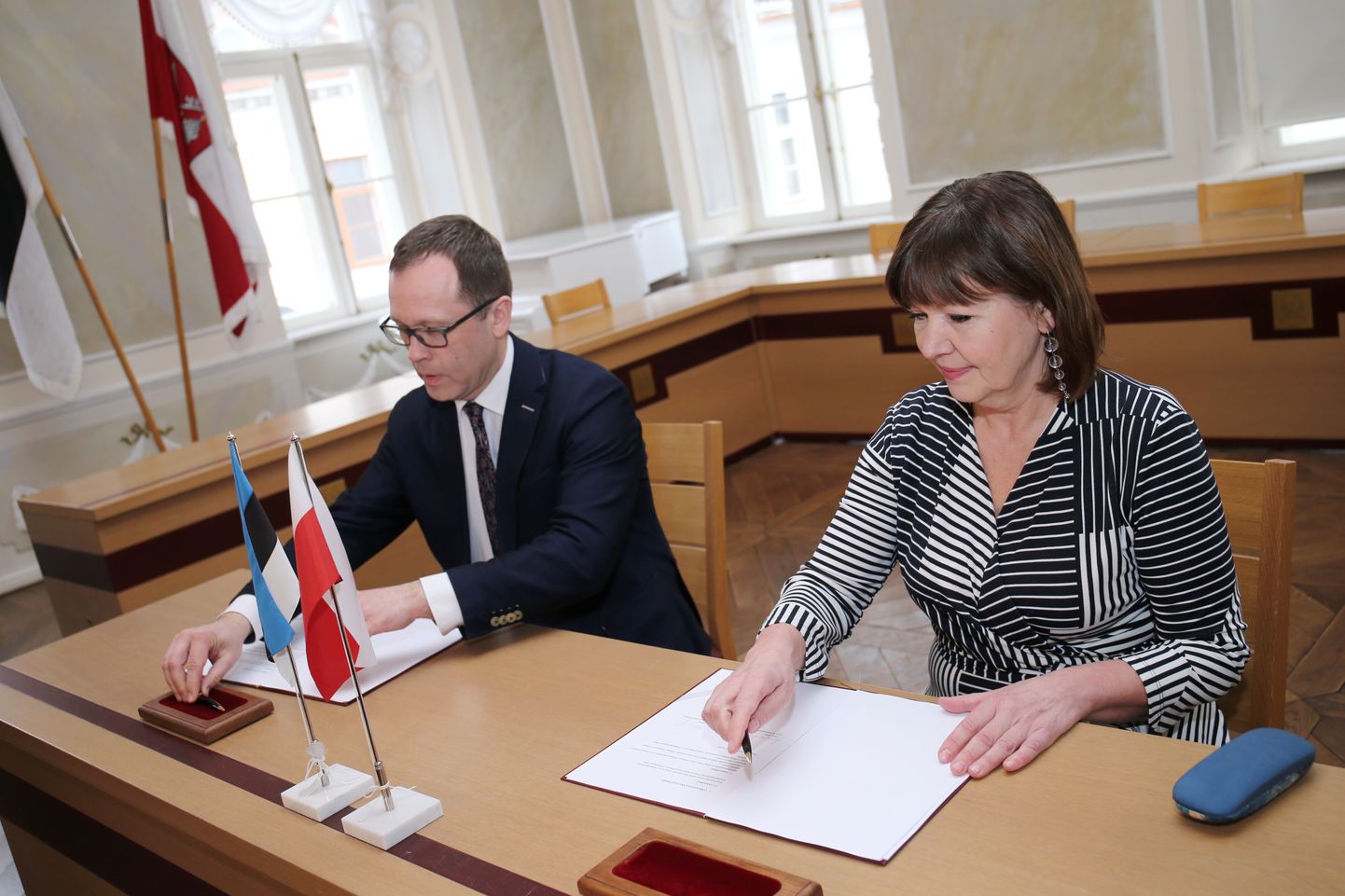Koalitsioonileppele allakirjutamine  Sotsiaaldemokraatide ja Reformierakonna vahel. Pildil Urmas Klaas ja Heljo Pikhof.