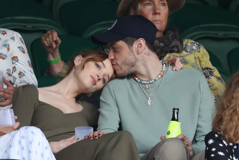 Phoebe Dynevor ja Pete Davidson tennisematši vaatmas.