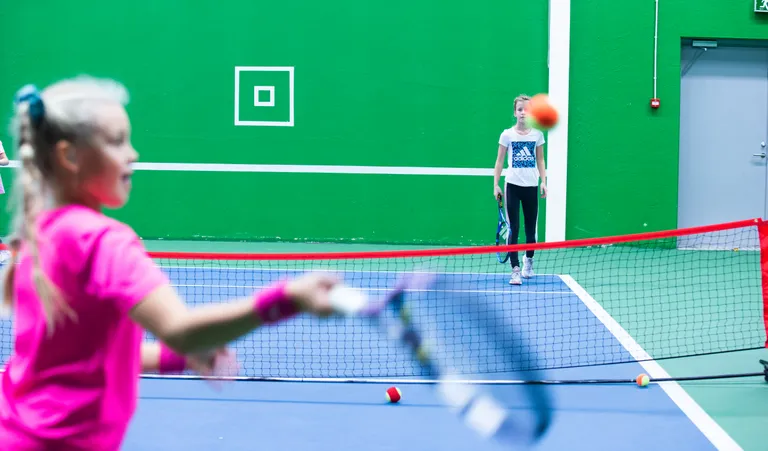 Ühes mängis võib kuluda väga palju tennisepalle, sest nad kuluvad ja ei põrku pika peale enam nii hästi.