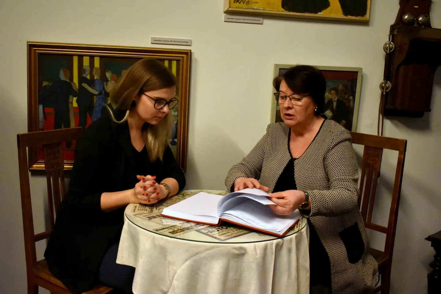 Tartu Linnamuuseumi sirektor Sirje Karis (paremal) ja ekspositsiooniosakonna juhataja Nele Dresen näitusel «Randevuu. Kohtumispaik Tartu».