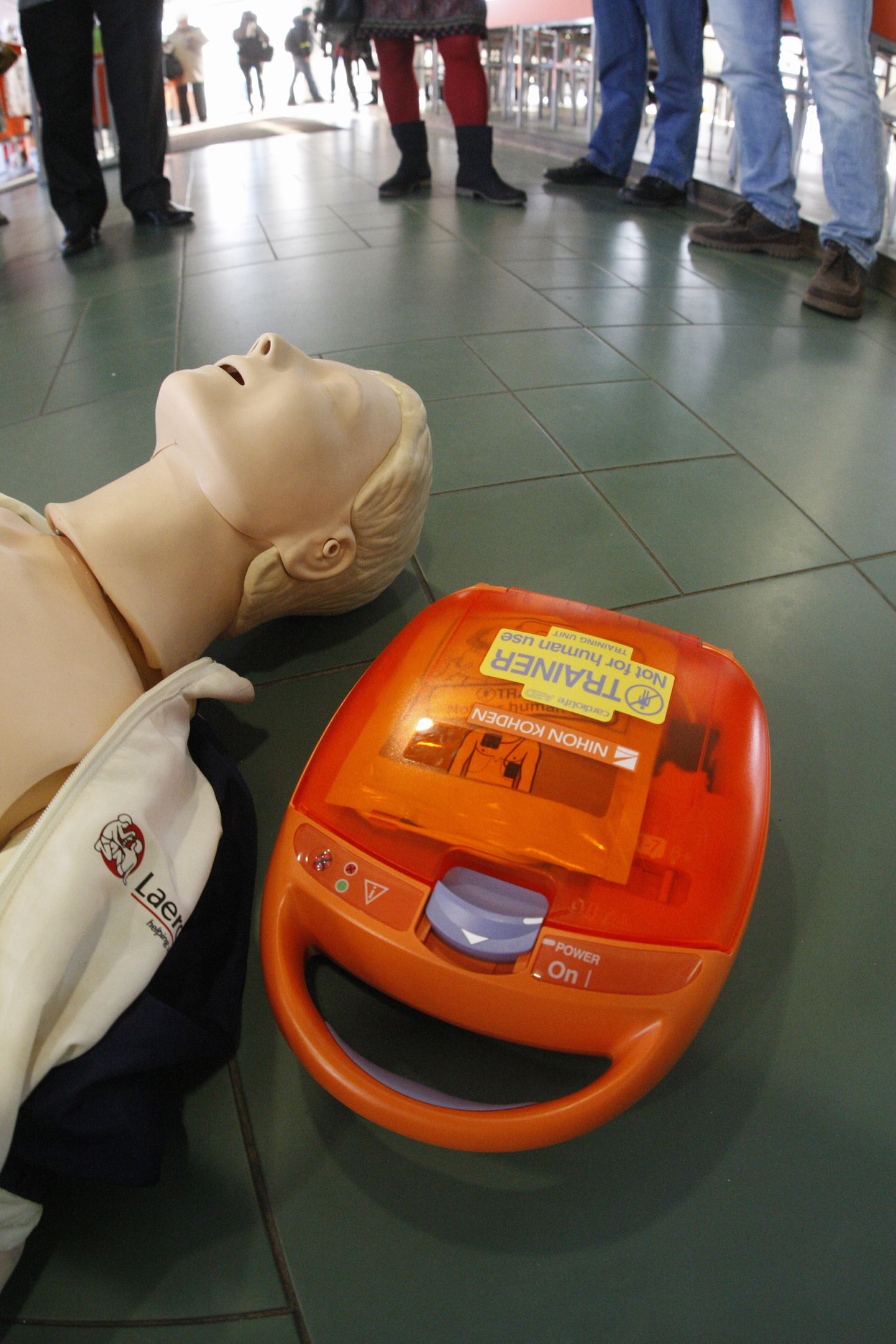 TRT01: AED : TARTU, EESTI, 29NOV11 -  
Aura veekeskusesse seati üles elektrishoki aparaat AED, mida võib kasutada erihariduseta inimene, et päästa teise inimese elu südame äkksurma puhul.
ma/Foto MARGUS ANSU POSTIMEES