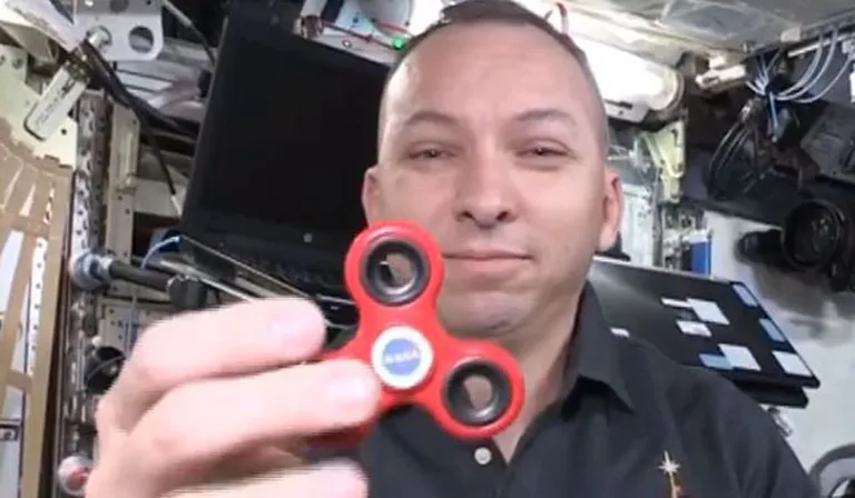 USA astronaut Randy Bresnik sõrmevurriga