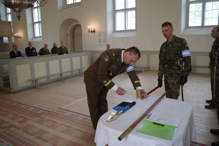 Lipu annetanud major Madis Morel Kaitseliidu peastaabist lööb naela lipuvardasse.