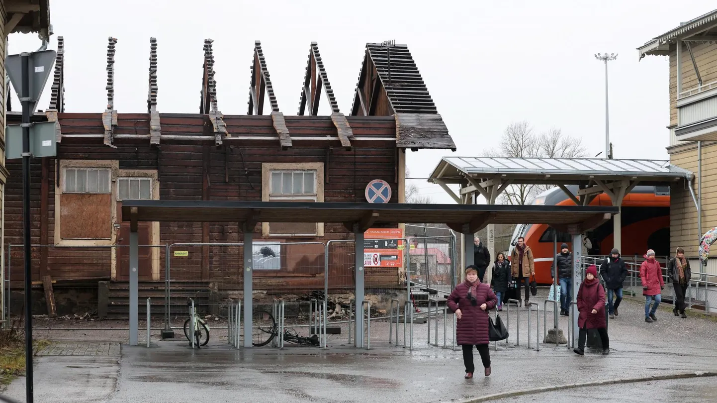Tartu vaksalis pagasiaidal on katus juba maha võetud.