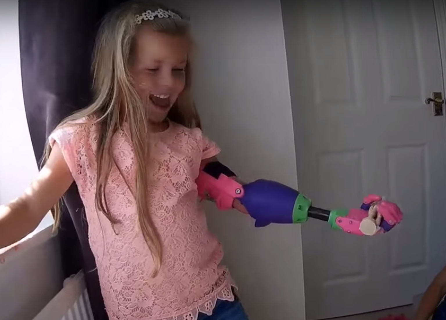 Noor Isabella, kes sai endale 3D printeriga valmistatud käe