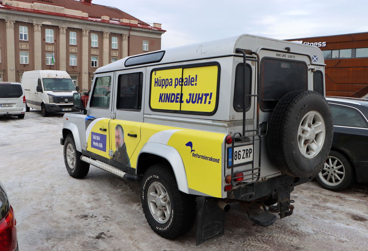 Ida-Virumaalt riigikogusse valitud reformierakondlase Meelis Kiili valimiskampaaniaauto Jõhvi keskväljakul.