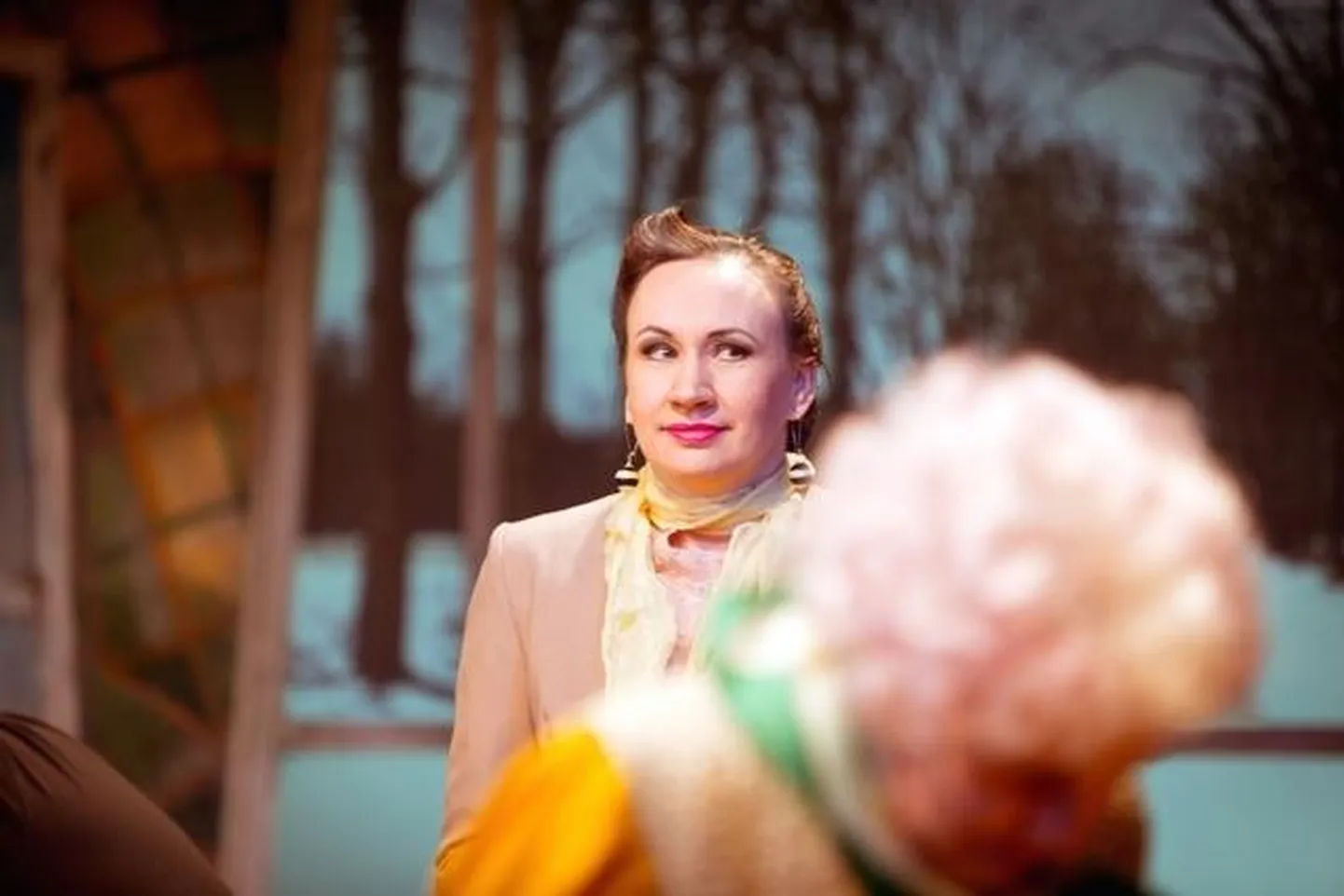 Silja Miks lavastuses "Gravitatsioon".