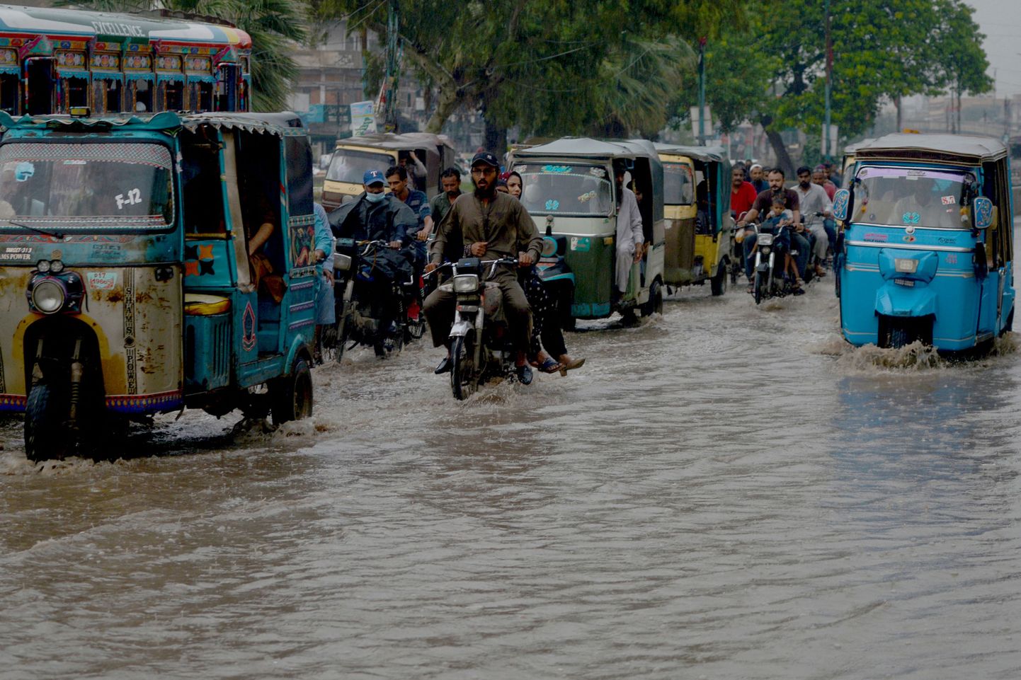 С июня в Пакистане шли муссонные дожди, в три раза превышающие средний показатель за 30 лет.