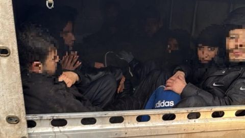 Aiztur Latvijas nepilsoni par 13 nelegālo migrantu pārvadāšanu