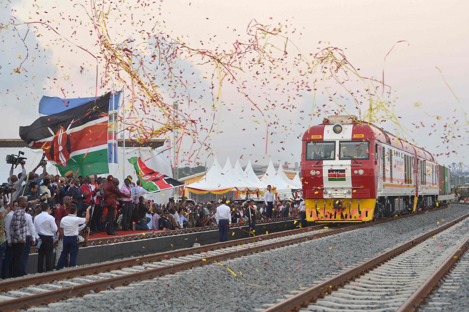 2017. aasta keskel saatis Keenia president Uhuru Kenyatta esimese kaubarongi Mombasa sadamast teele pealinna Nairobi poole. Raudtee ehitati Hiina toel ning läks maksma ligi kolm miljardit eurot. 