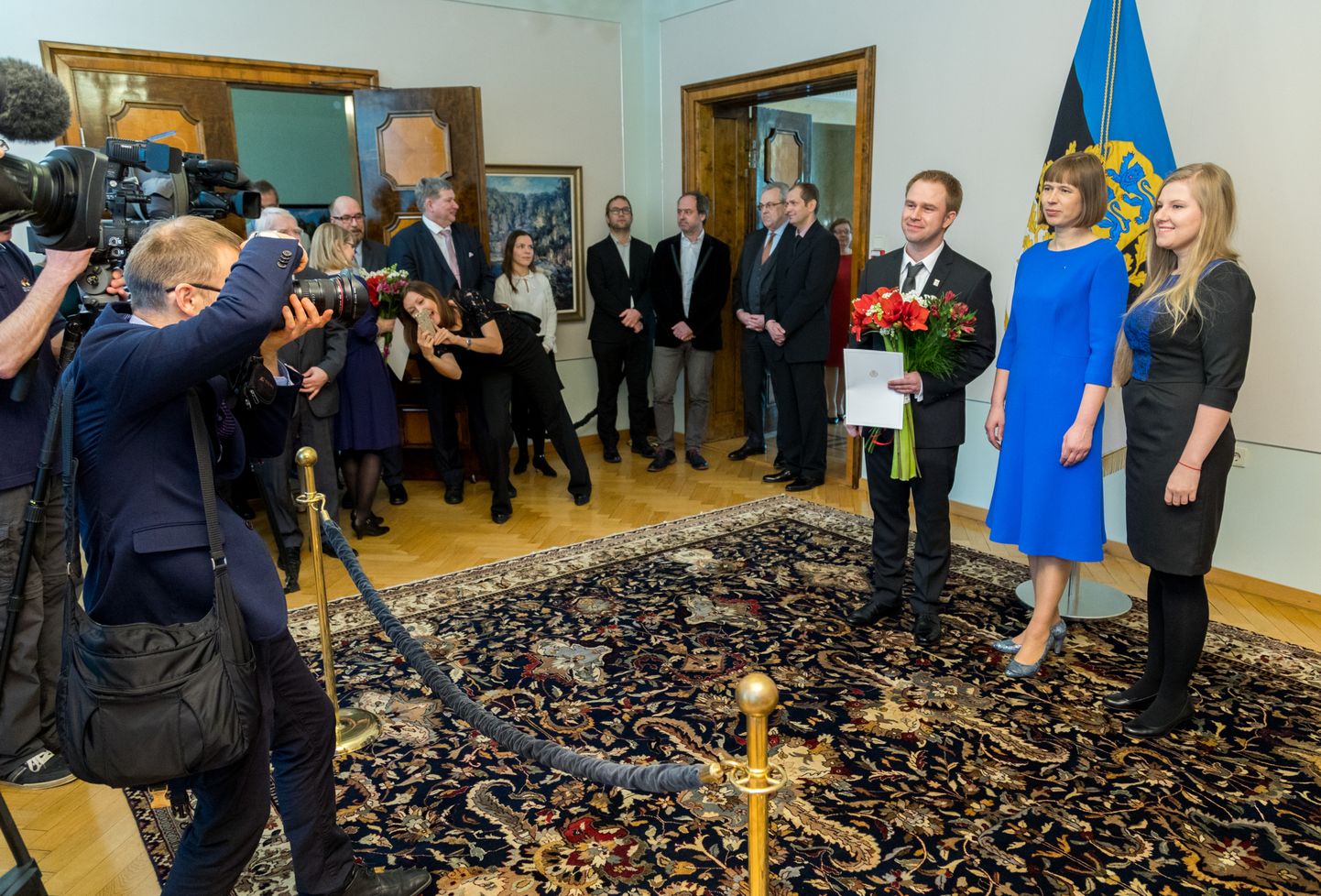 Noore teadlase preemiate jagamine 2017. aastal. Pildil vasakult Maksim Janihhin (IT- teadlase preemia), Kersti Kaljulaid.