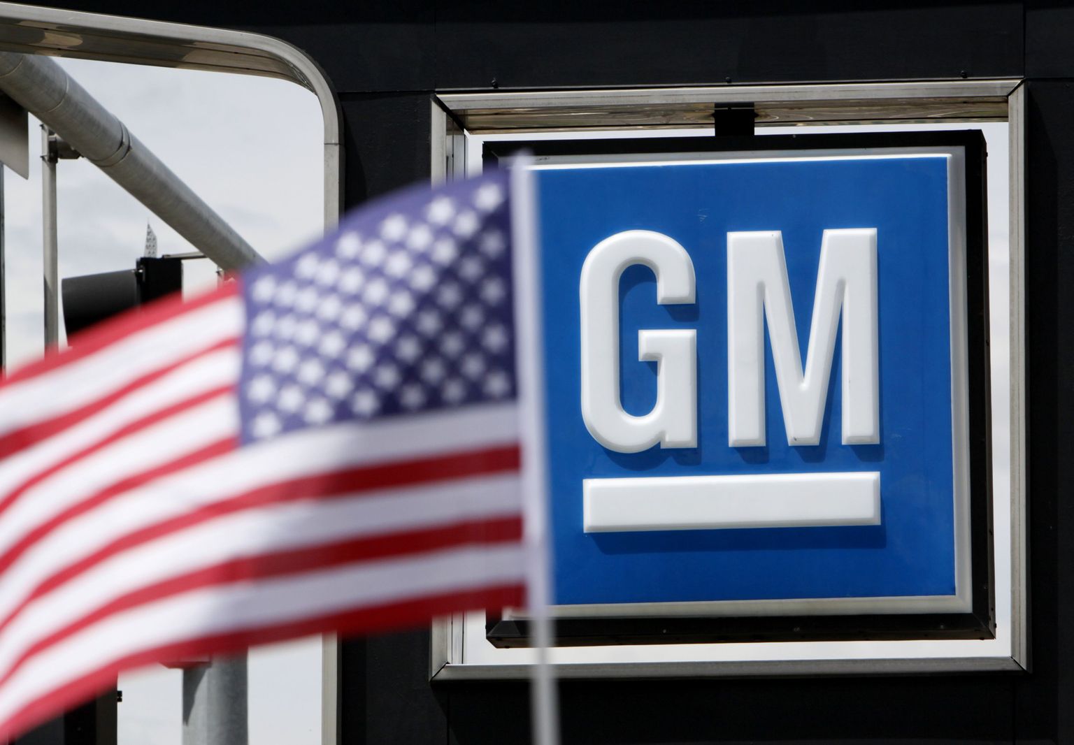 General Motorsi logo USA lipu taustal.