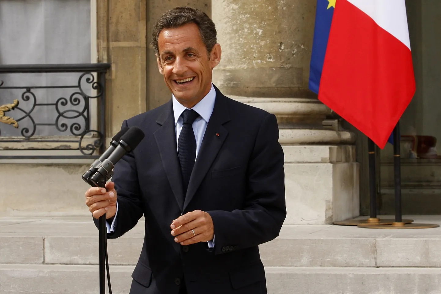 Nicolas Sarkozy suhtleb meediaga Pariisis Elysee paleee juures täna.