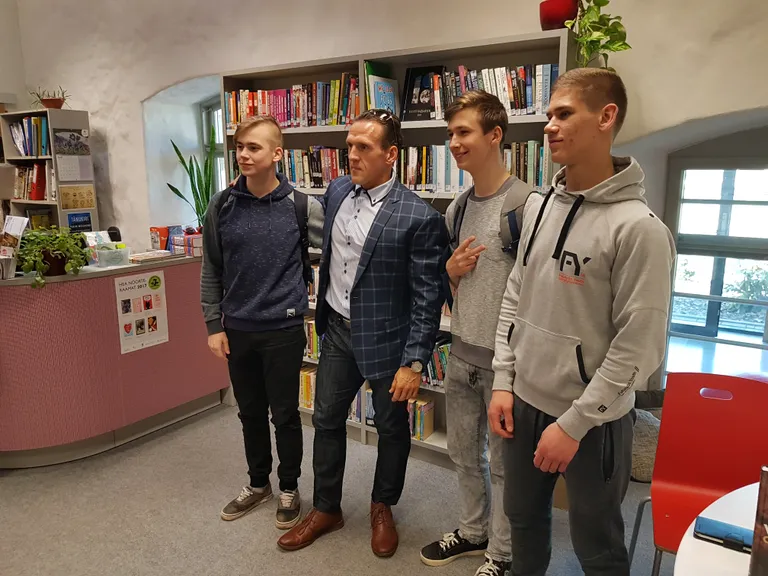Noored mehed kasutasid võimalust ja tegid tuntud sportlasega pilti.