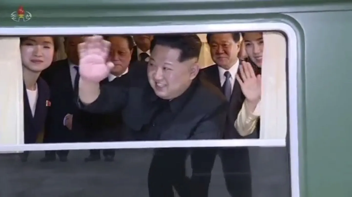 Põhja-Korea liider Kim Jong-un lehvitamas oma rongist Dandongi raudteejaamas mullu märstis, kui ta külastas Hiinat.