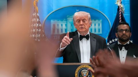 Baltais nams pārskatīs Trampa drošību pēc apšaudes svinīgajās vakariņās