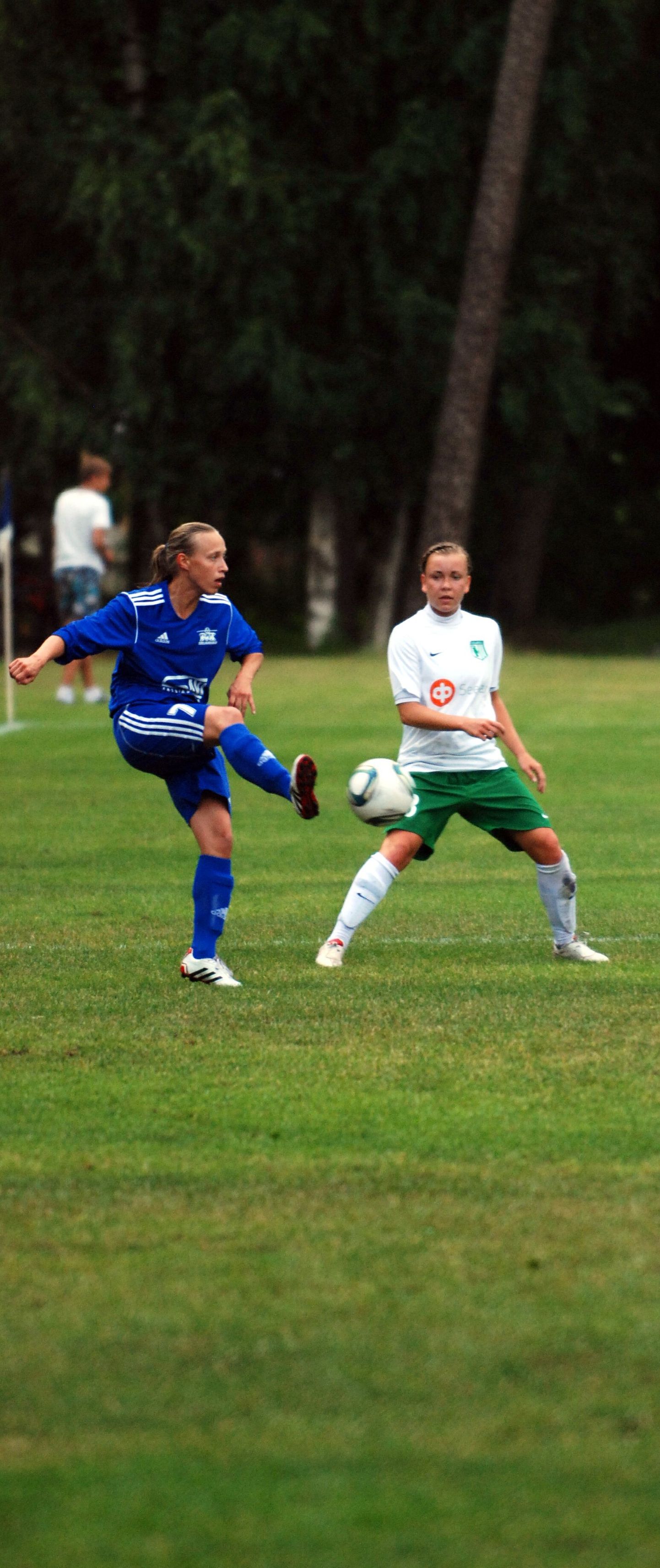 Pärnu jalgpalliklubi naiskond võitis naiste meistriliiga 14. vooru mängus 3:0 FC Florat.