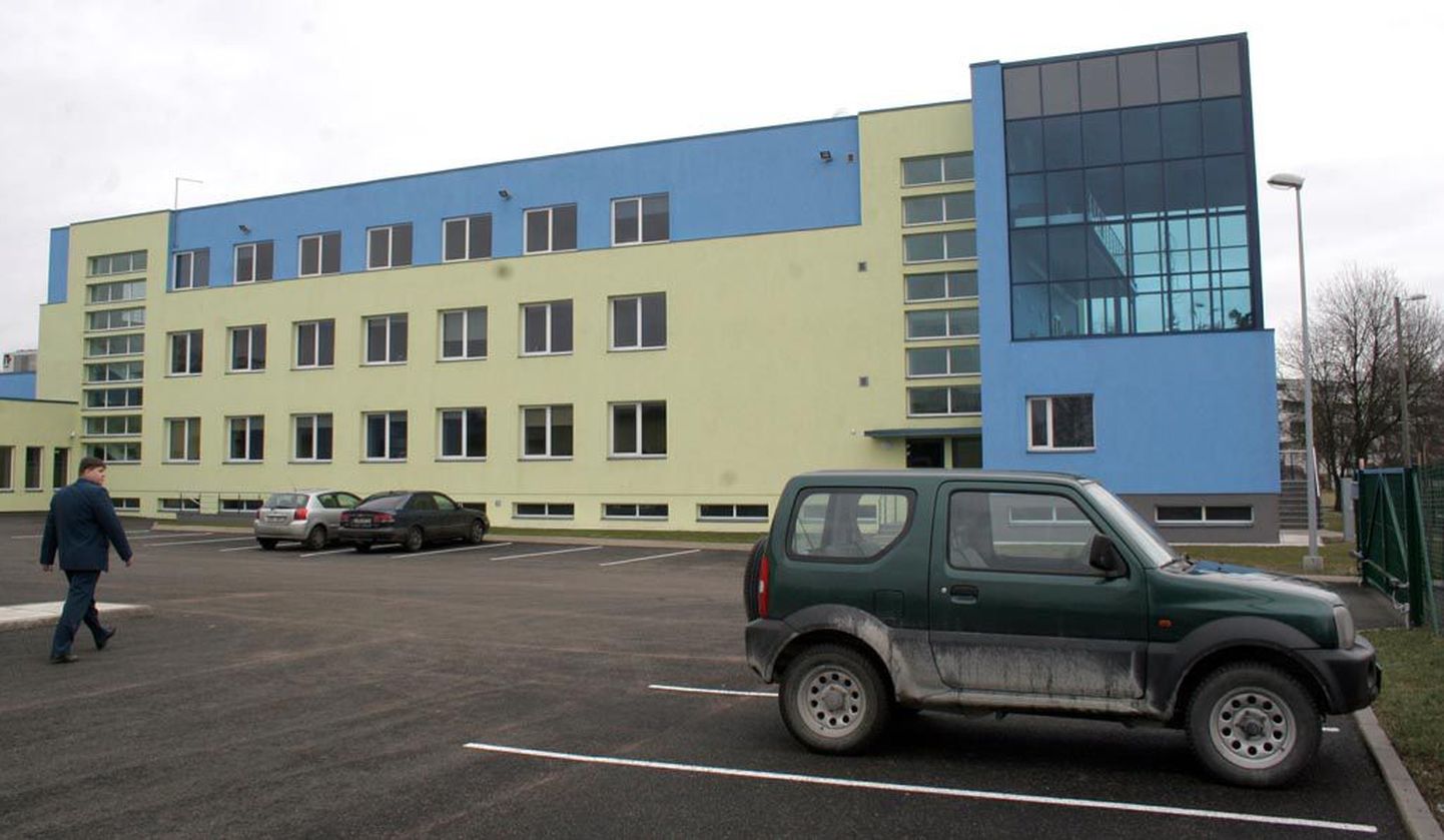 Keskkonnainspektsiooni Lääne regiooni Pärnu kontor asub Roheline 64 majas, kus paiknevad ka maa-ameti Pärnu katastribüroo, Eesti Keskkonnauuringute Keskuse OÜ Pärnu filiaal ning keskkonnaameti Pärnu-Viljandi regiooni kontor.