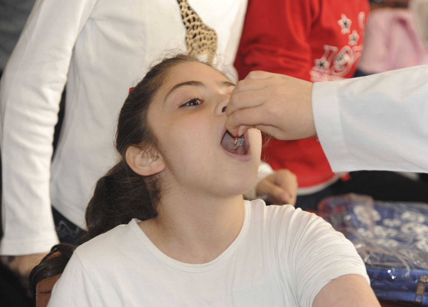 Lastehalvatuse vaktsiini andmine Damascuse koolitüdrukule.