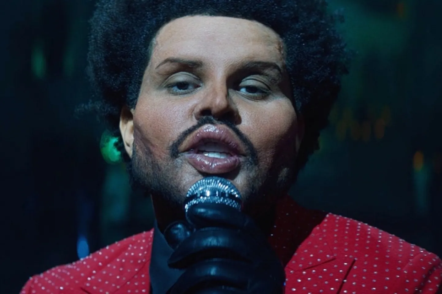Музыкант The Weeknd в музыкальном клипе на песню Save Your Tears.