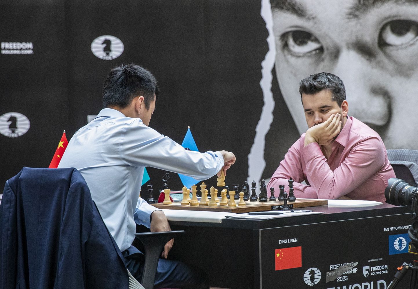 Dins Ližeņs un Jans Ņepomņaščijs cīņā par pasaules šaha čempiona titulu