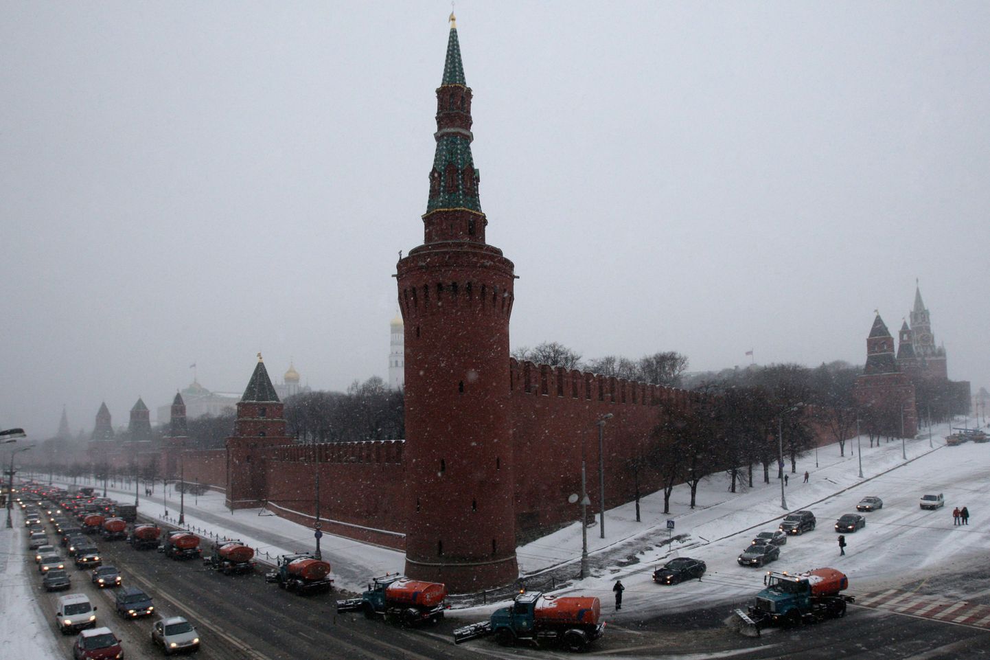 Lumesahkade kolonn Moskvas Kremli müüri juures.