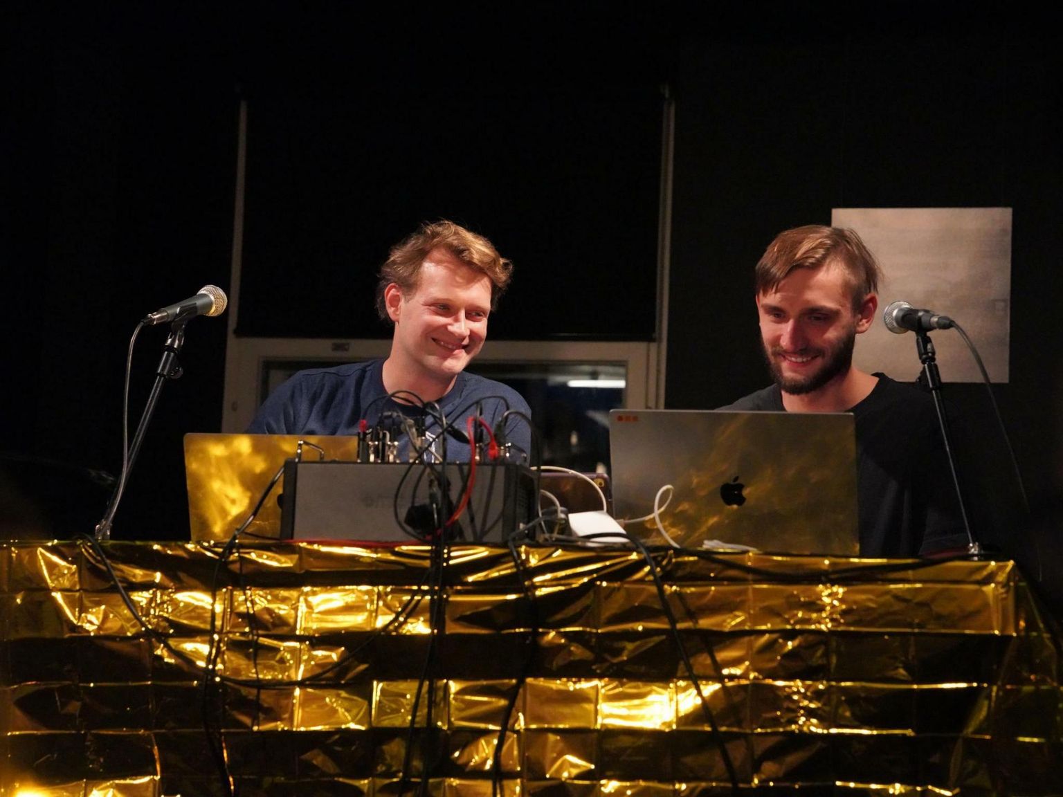 Andres Raja (paremal) korraldab muusikaviktoriini Rakvere Teatrikohvikus, vahel aitab tal küsimusi koostada Imre Õunapuu (vasakul).