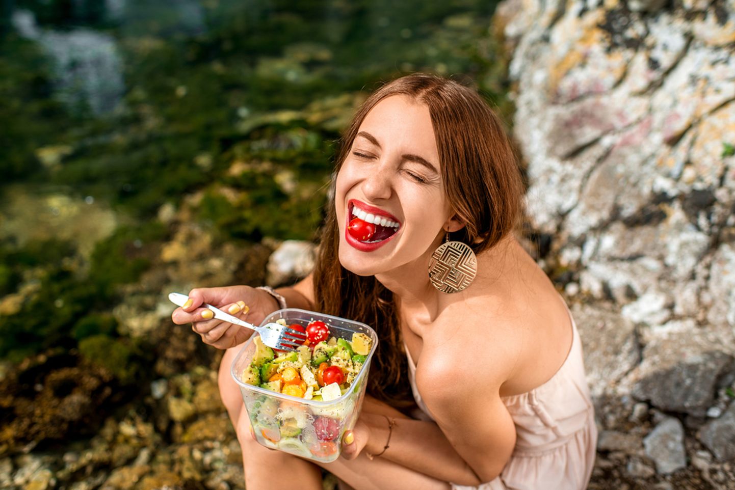 Naine sööb salatit. Pilt on illustratiivne.