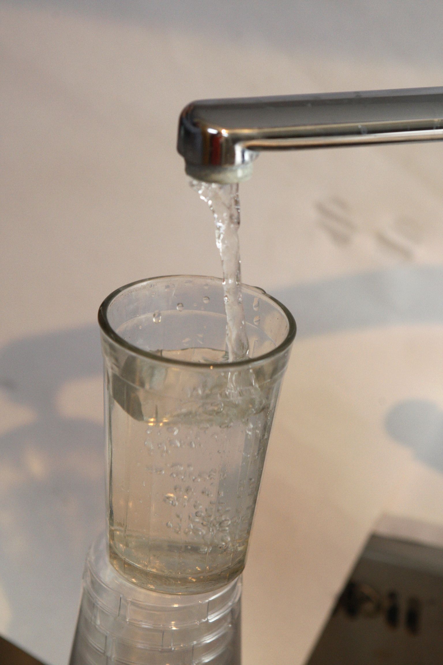 Кубометр питьевой воды вместе с услугой канализации вскоре будет стоить на 50 центов дороже.