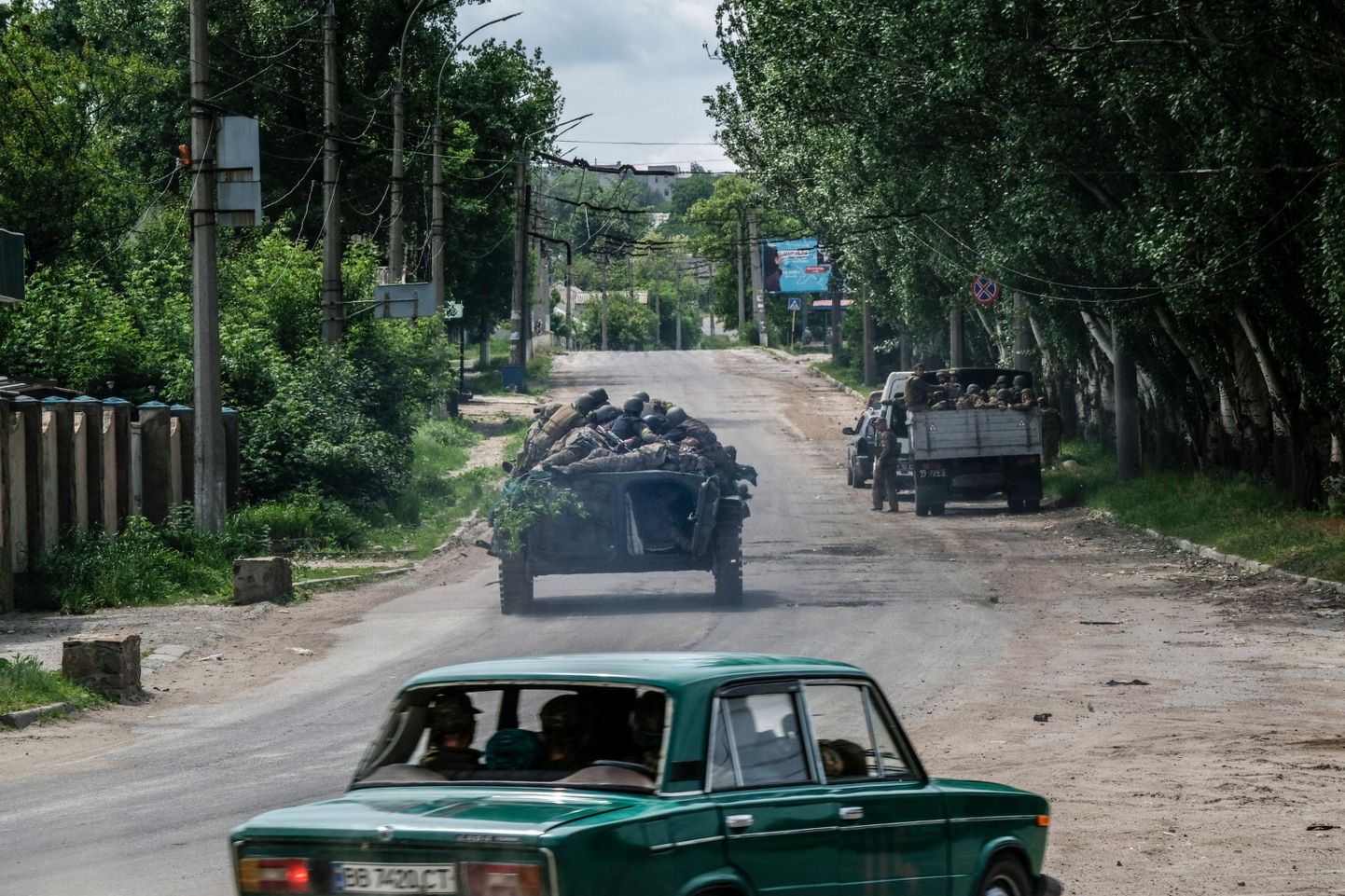 Ukraina vägede soomuk sõitmas Sjeverodonetski poole.