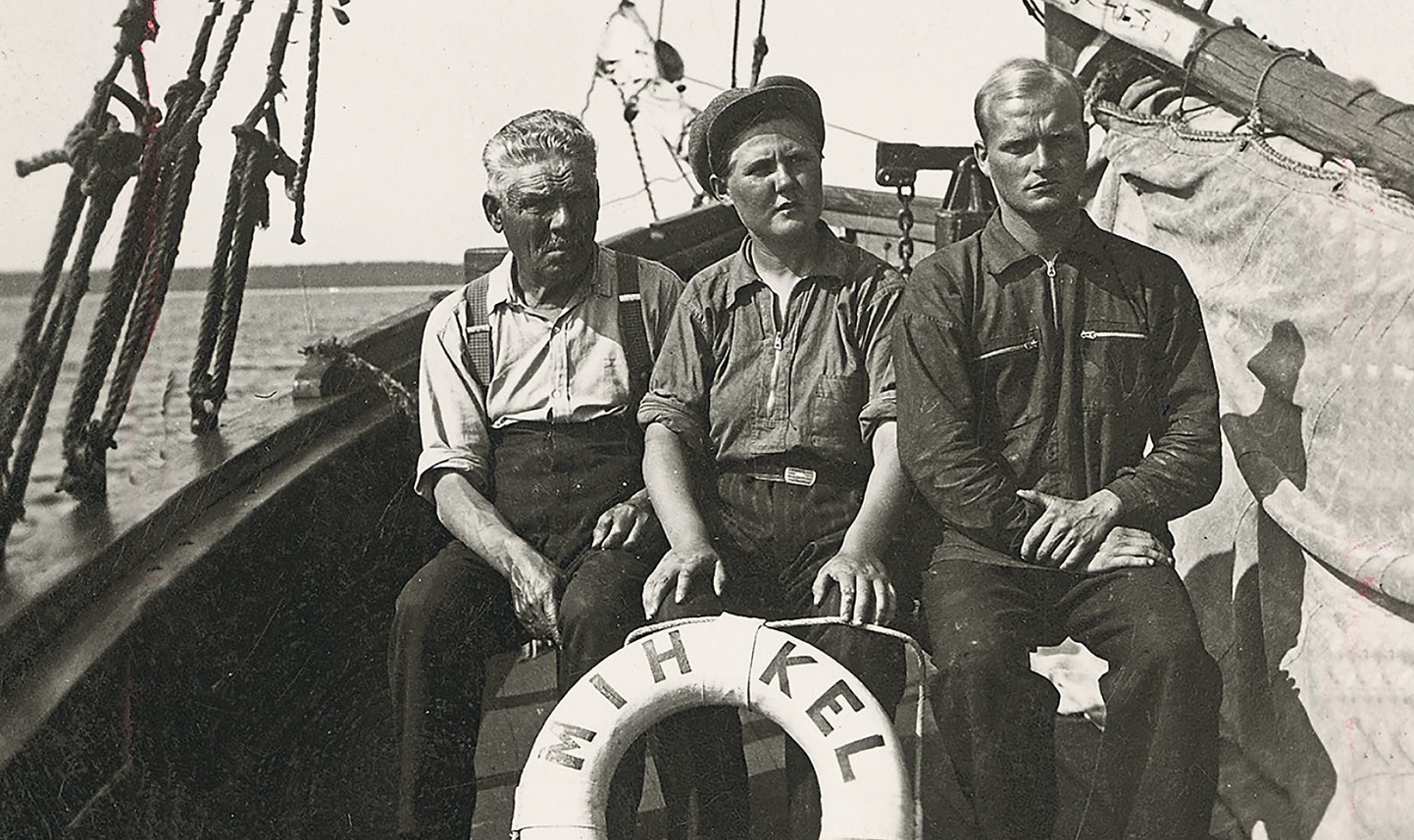 Meremees Aleksandra Laas meeskonna keskel oma kahemastilisel kaljasel Mihkel, u 1937.
