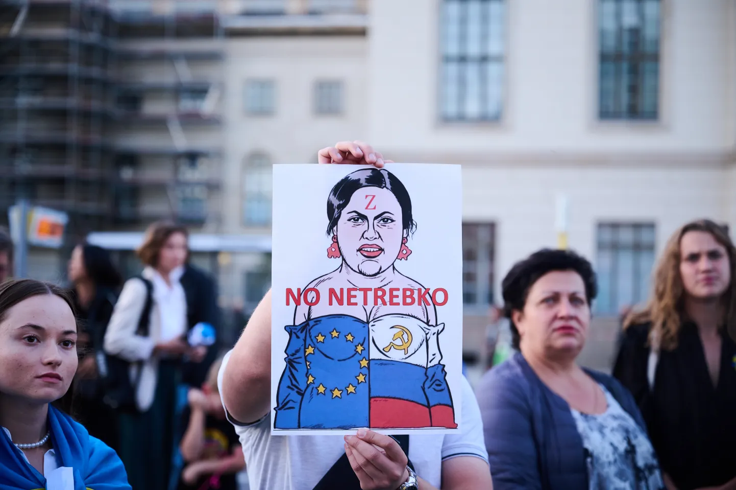 Berliini riikliku ooperi ees toimus Netrebko osavõtul peetud etenduse ajal meeleavaldus.