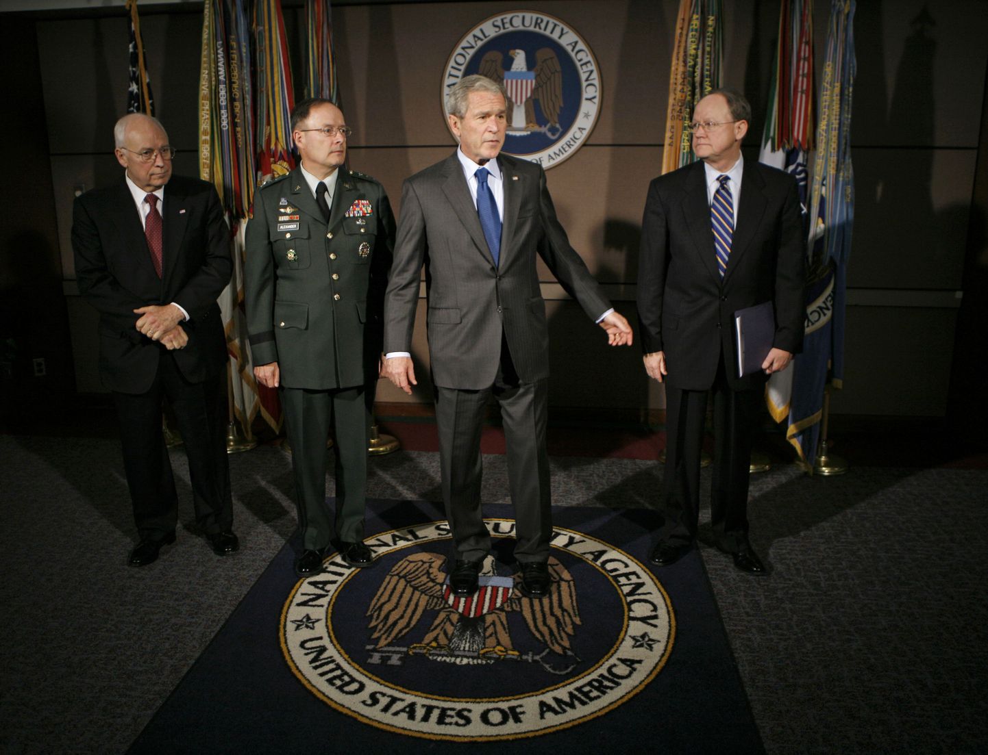USA President George W. Bush rahvusliku julgeoleku agentuuris (NSA) koos asepresident Dick Cheney, NSA direktori kindralleitnant Keith B. Alexanderi ja rahvusliku julgeoleku direktori Mike McConnelliga.
