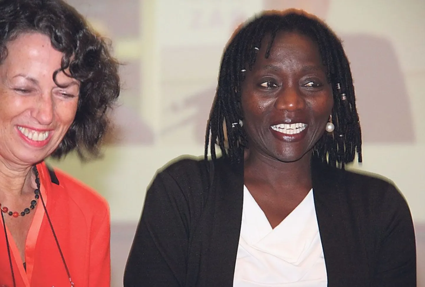 USA presidendi poolõde, Saksamaal hariduse omandanud dr Auma Obama koos rakenduskultuuriteaduste keskuse direktori professor Caroline Robertson von Trothaga.