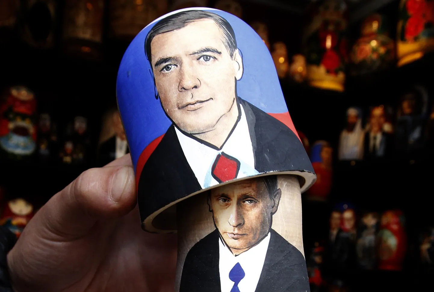 Матрешка с изображением Медведева и Путина.