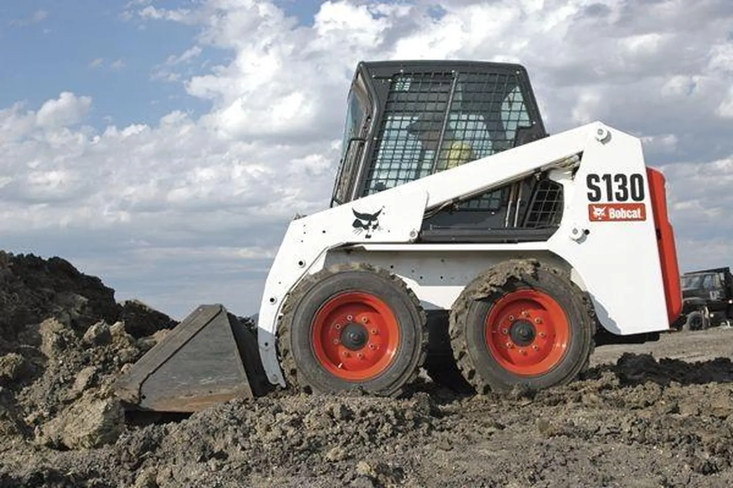 Kopplaadur Bobcat S-130. Pilt on illustratiivne.
