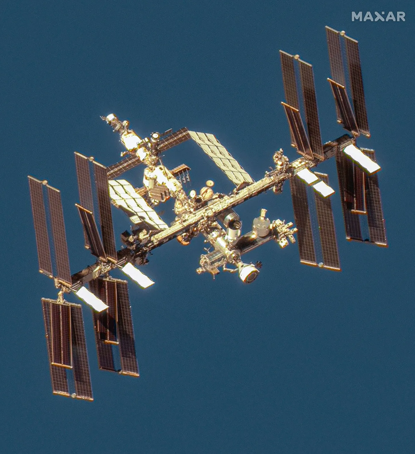 Sellel Maxari tehtud satelliidifotol on näha ISS-i koos Boeing Starlineri kosmoselaevaga, mis on põkkunud jaama Harmony mooduliga. Kogu kosmosejaam prantsatab rohkem kui viie aasta pärast Vaiksesse ookeani, olles enne suures osas atmosfääris ära põlenud.