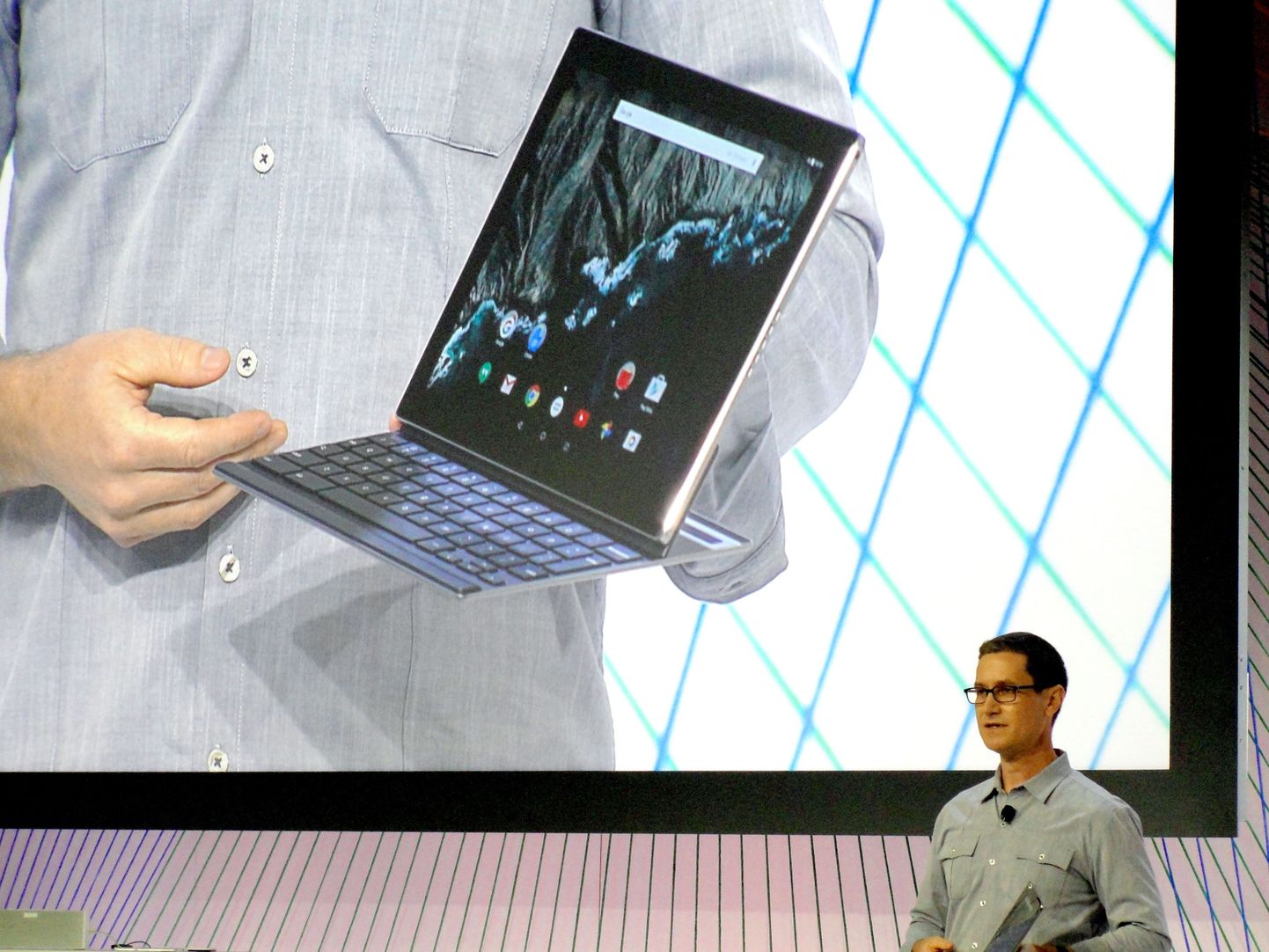 Google esitles möödunud nädalal tahvel- ja sülearvuti hübriidi Pixel C. Fotol uut seadet tutvustamas firma tootejuht Andrew Bowers.