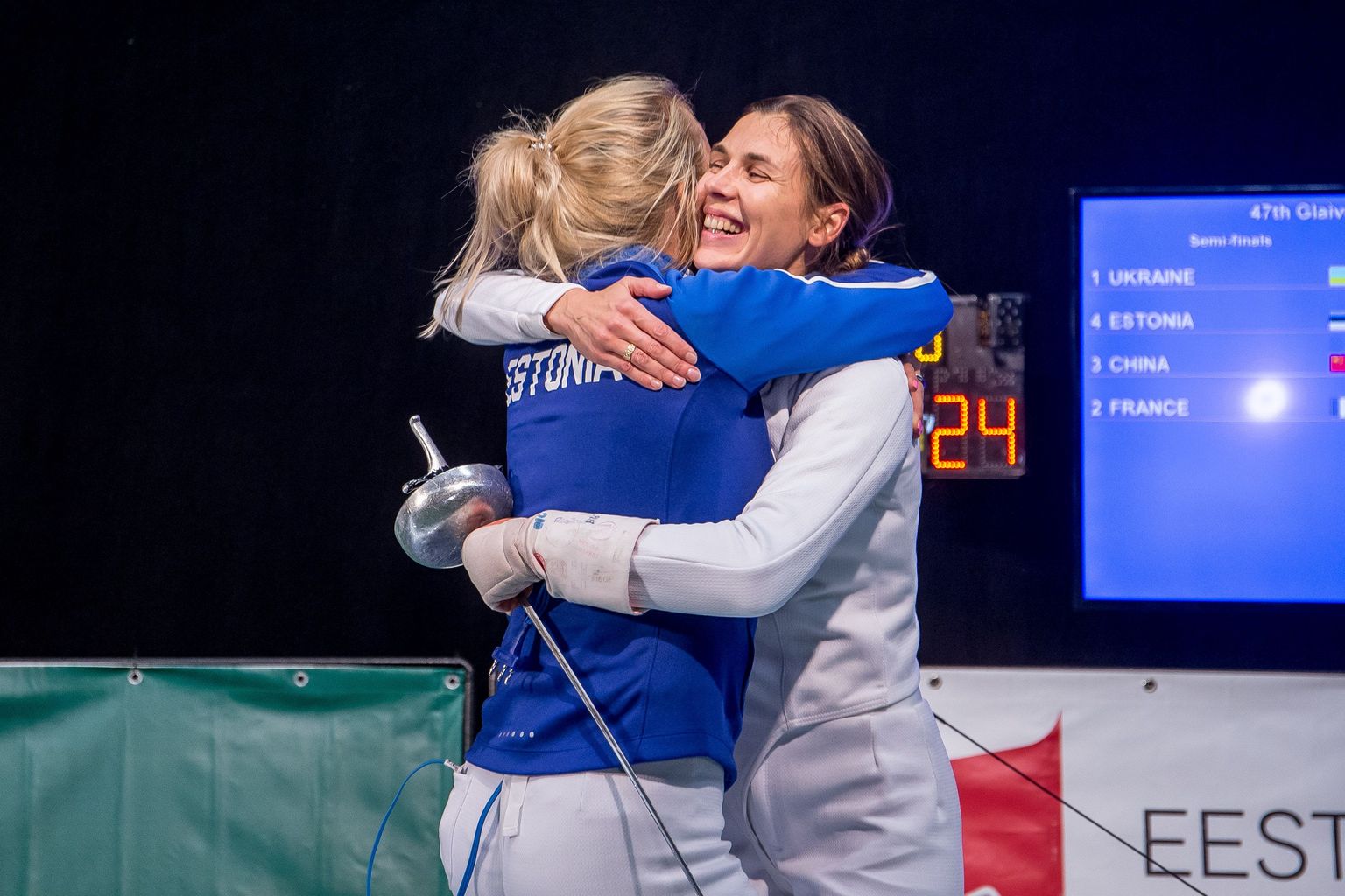 Irina Embrich (näoga) rõõmustamas koos naiste epeekoondisega Tallinna Mõõga turniiri võidu üle eelmise aasta lõpus.