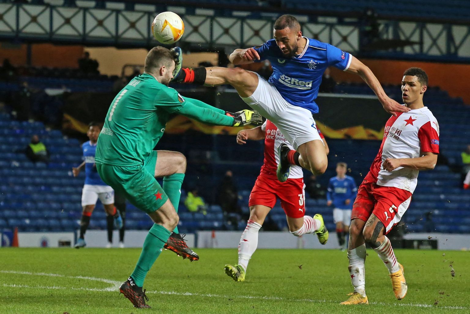 Glasgow Rangersi Kemar Roofe põrutas Ondrej Kolarile (rohelises) otse näkku. Ründajat karistati punase kaardiga, ent väravavaht lõpetas koljuluumurruga.