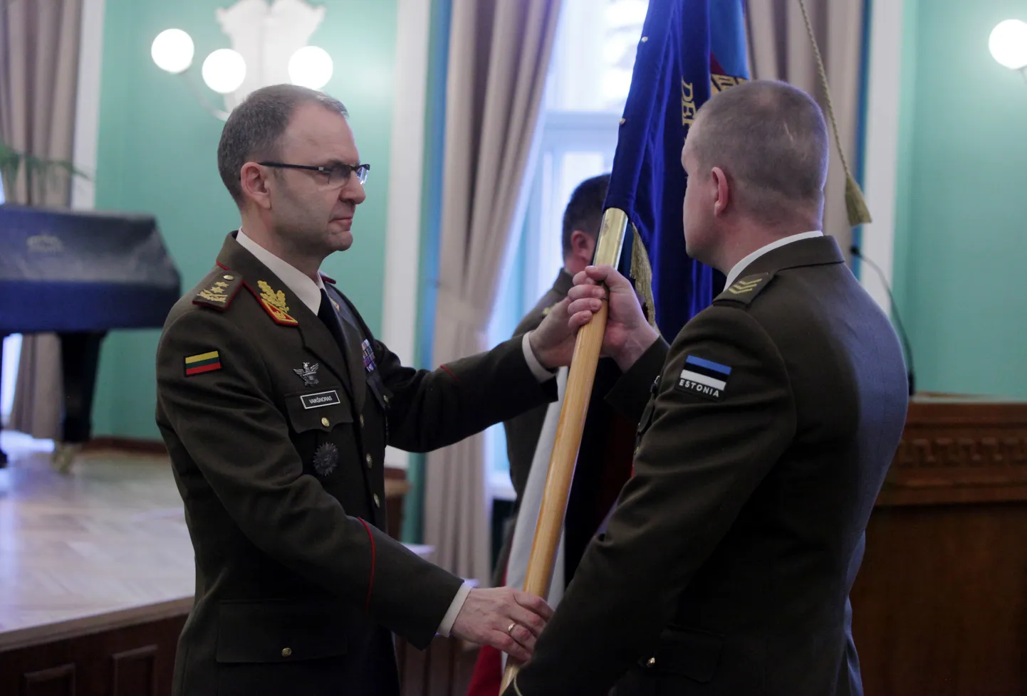 Balti Kaitsekolleži uueks juhiks sai Leedu kindralmajor Vitalijus Vaiksnoras (pildil vasakul).