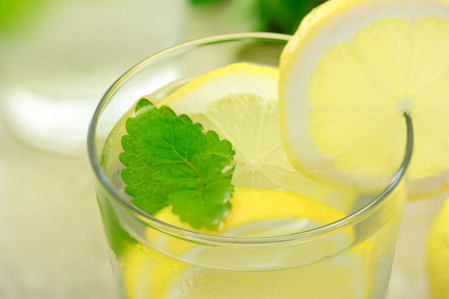 Vett võib maitsestada sidruni või maitsetaimedega.