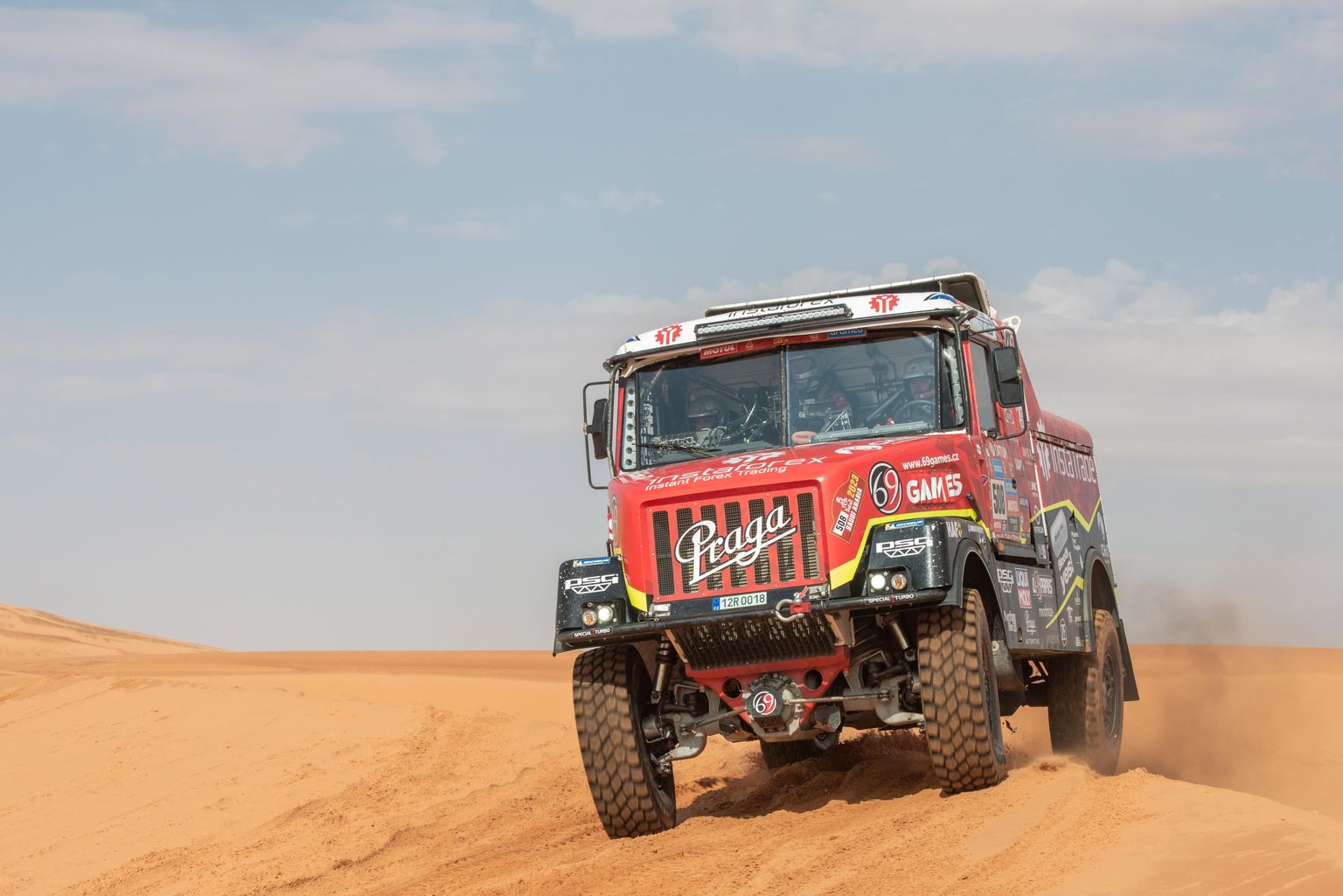 Čehijas autosportists Alešs Lopraiss piedalās rallijreidā "Dakara"