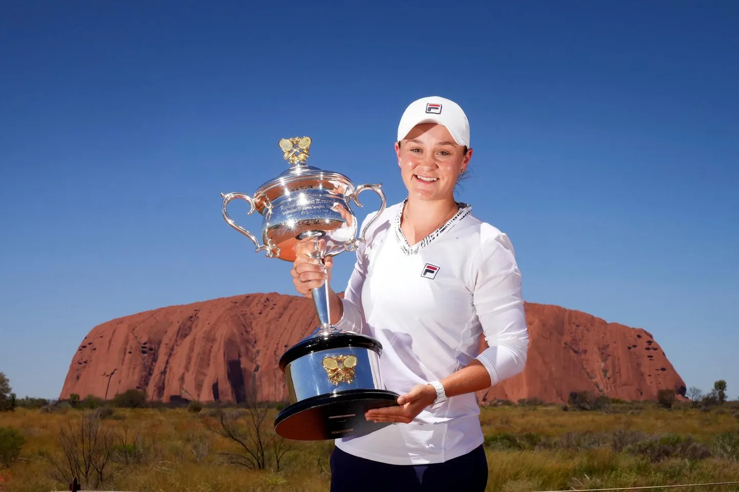 Ashleigh Barty poseerimas Austraalia lahtiste võidukarikaga Uluru-Kata Tjuta rahvuspargis.