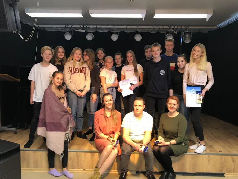 Pärnu linna koolide draamakonkursi 8.–9. klassi osalejad ja kohtunikud.