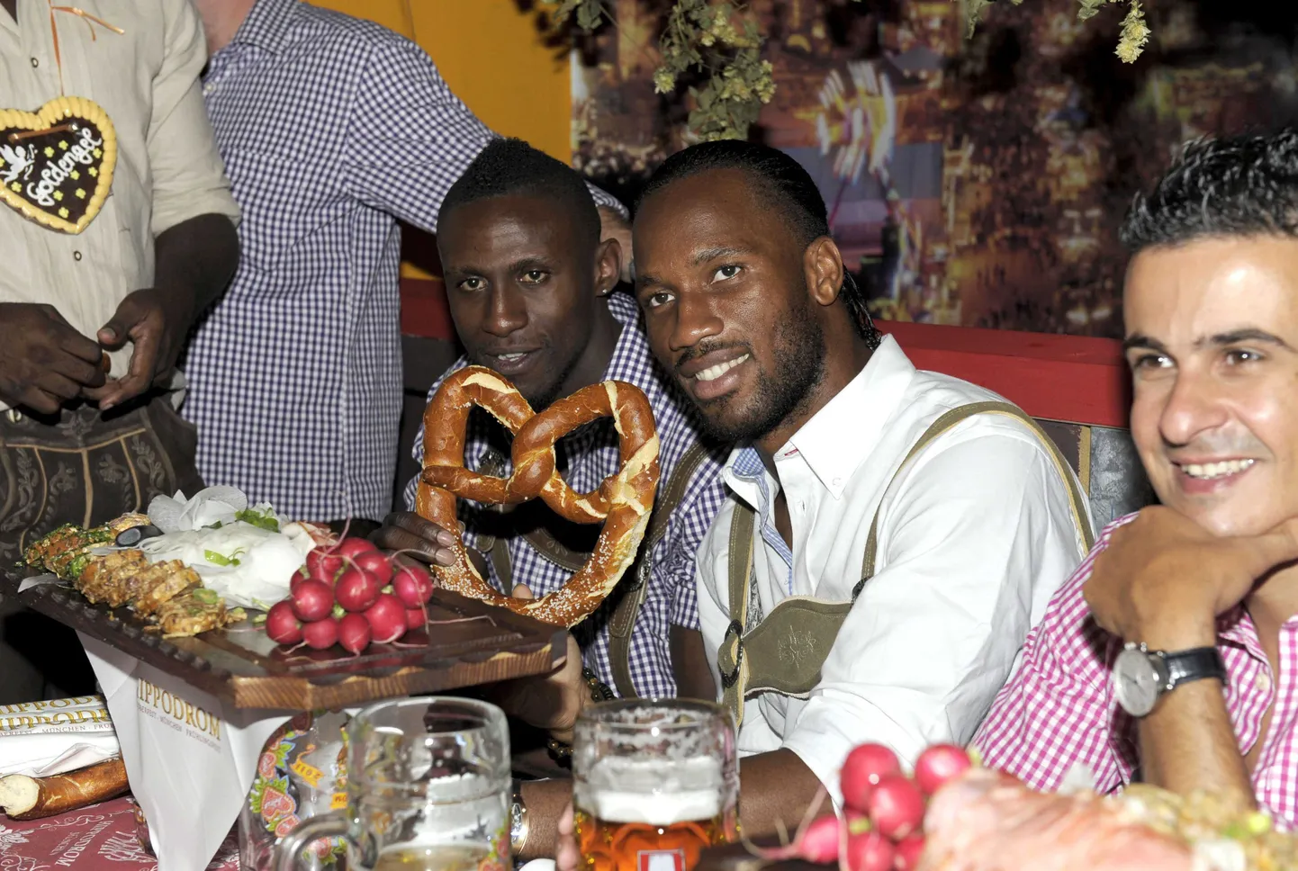 Didier Drogba (keskel) Oktoberfestil.